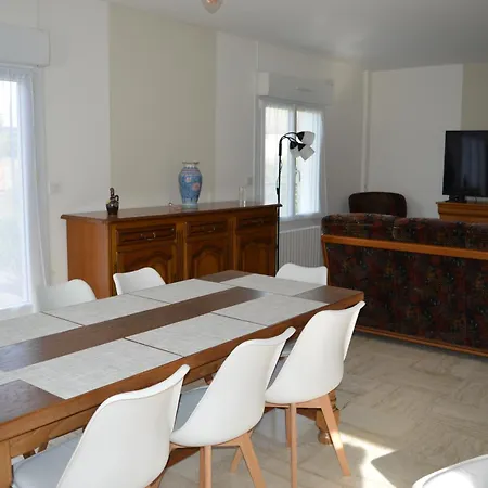 Le Dortoir, Maison Familiale - Jardin - 5km بيت للعطل Cresserons